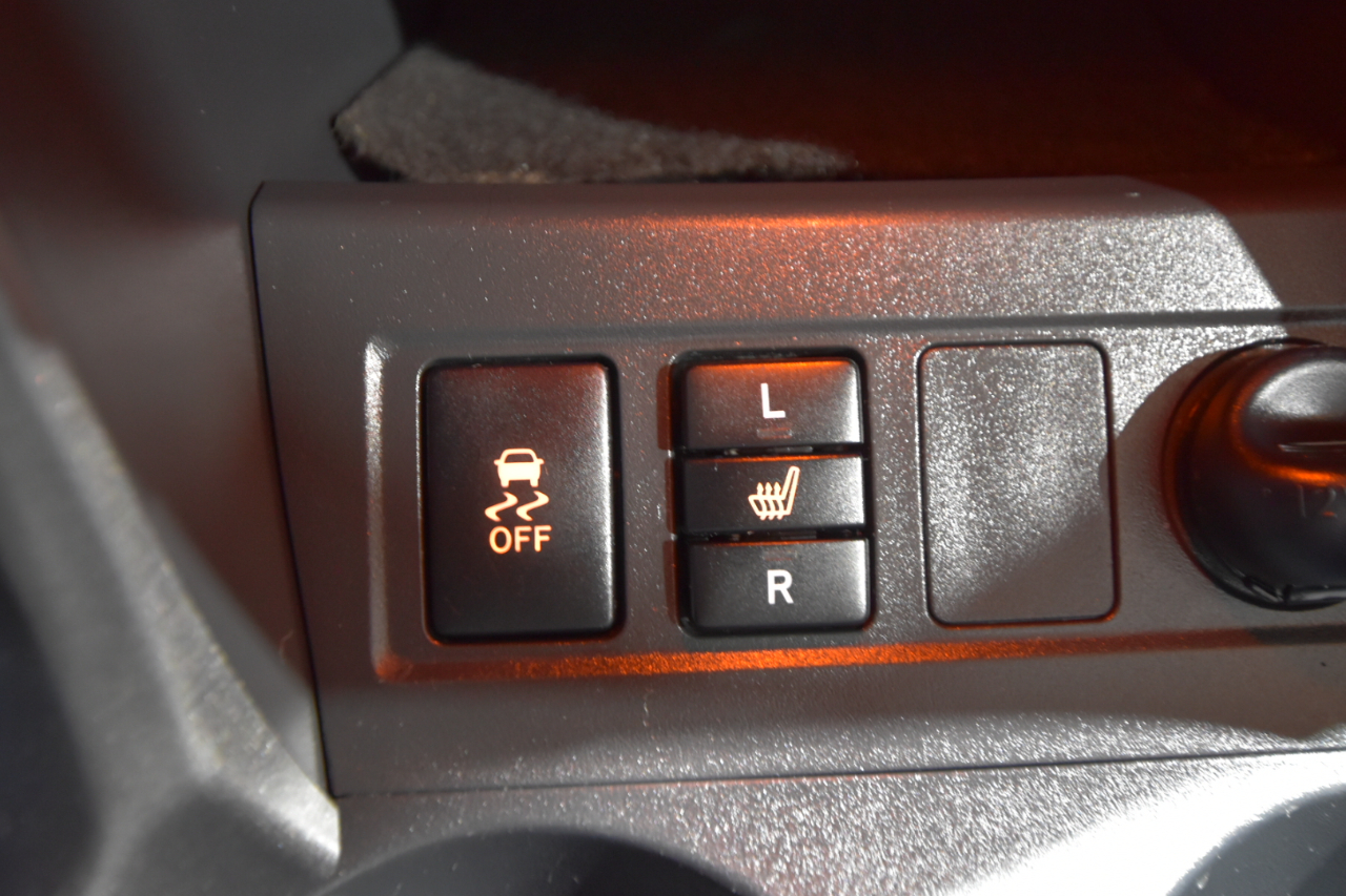 Toyota RAV4 4WD 4dr V6 5-Spd AT Ltd (Natl) 2011