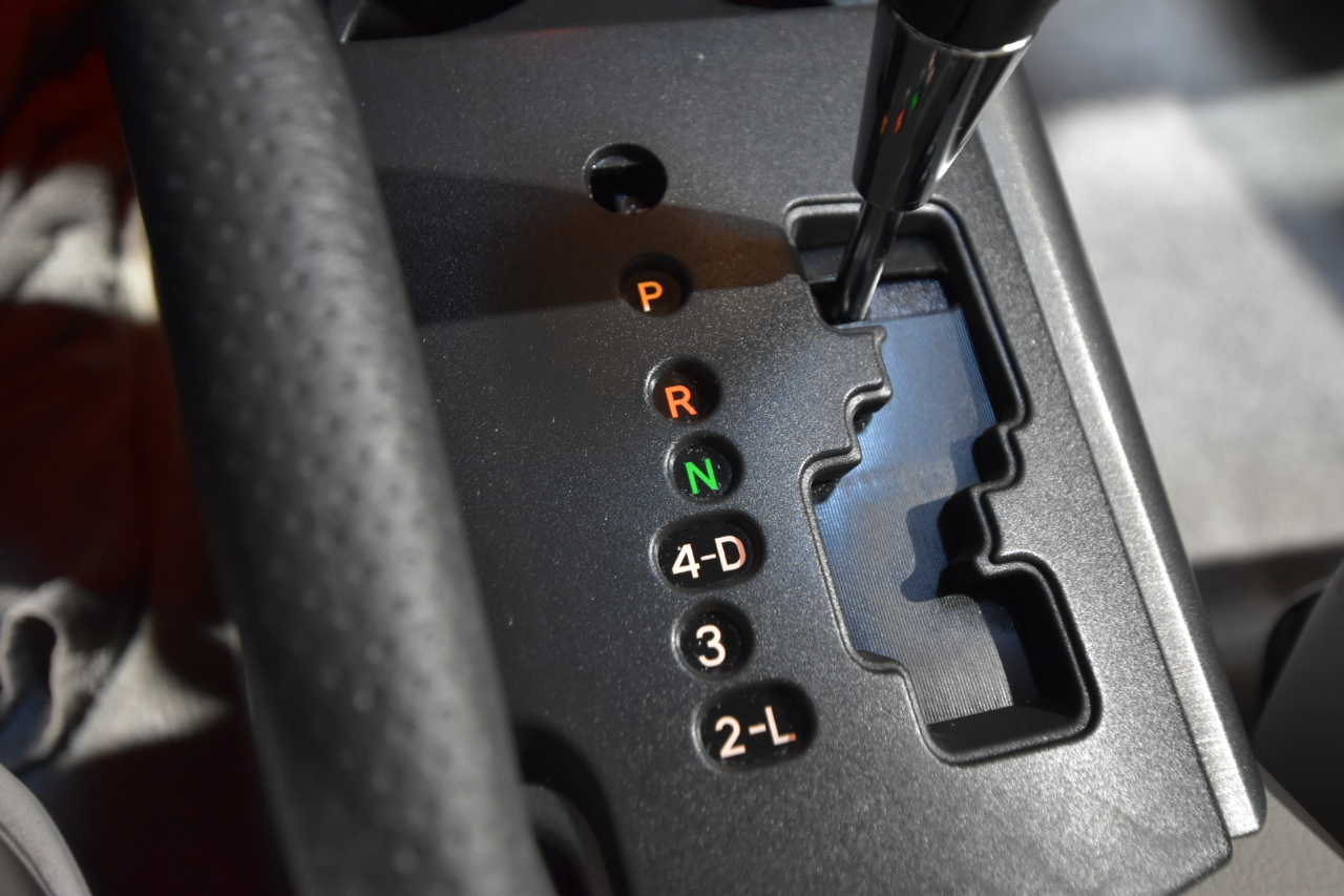 Toyota RAV4 4WD 4dr V6 5-Spd AT Ltd (Natl) 2011