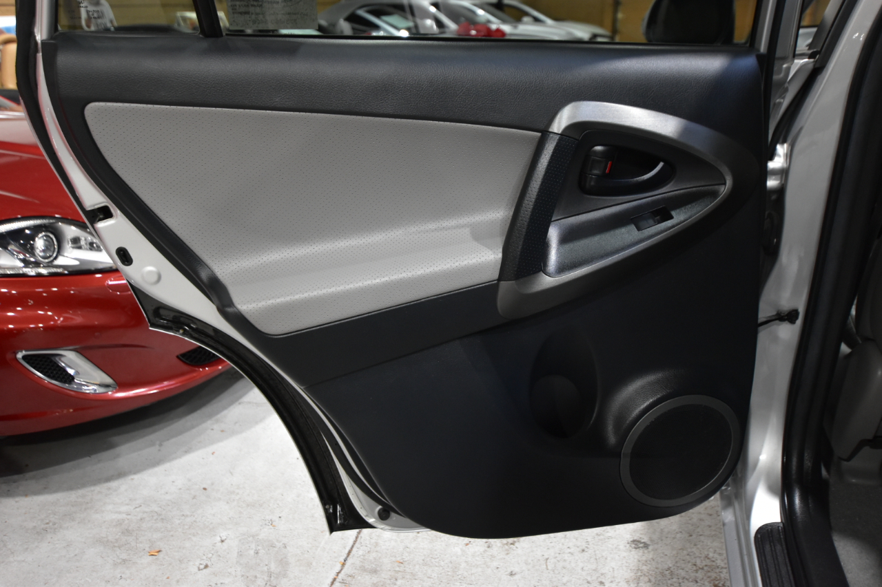 Toyota RAV4 4WD 4dr V6 5-Spd AT Ltd (Natl) 2011