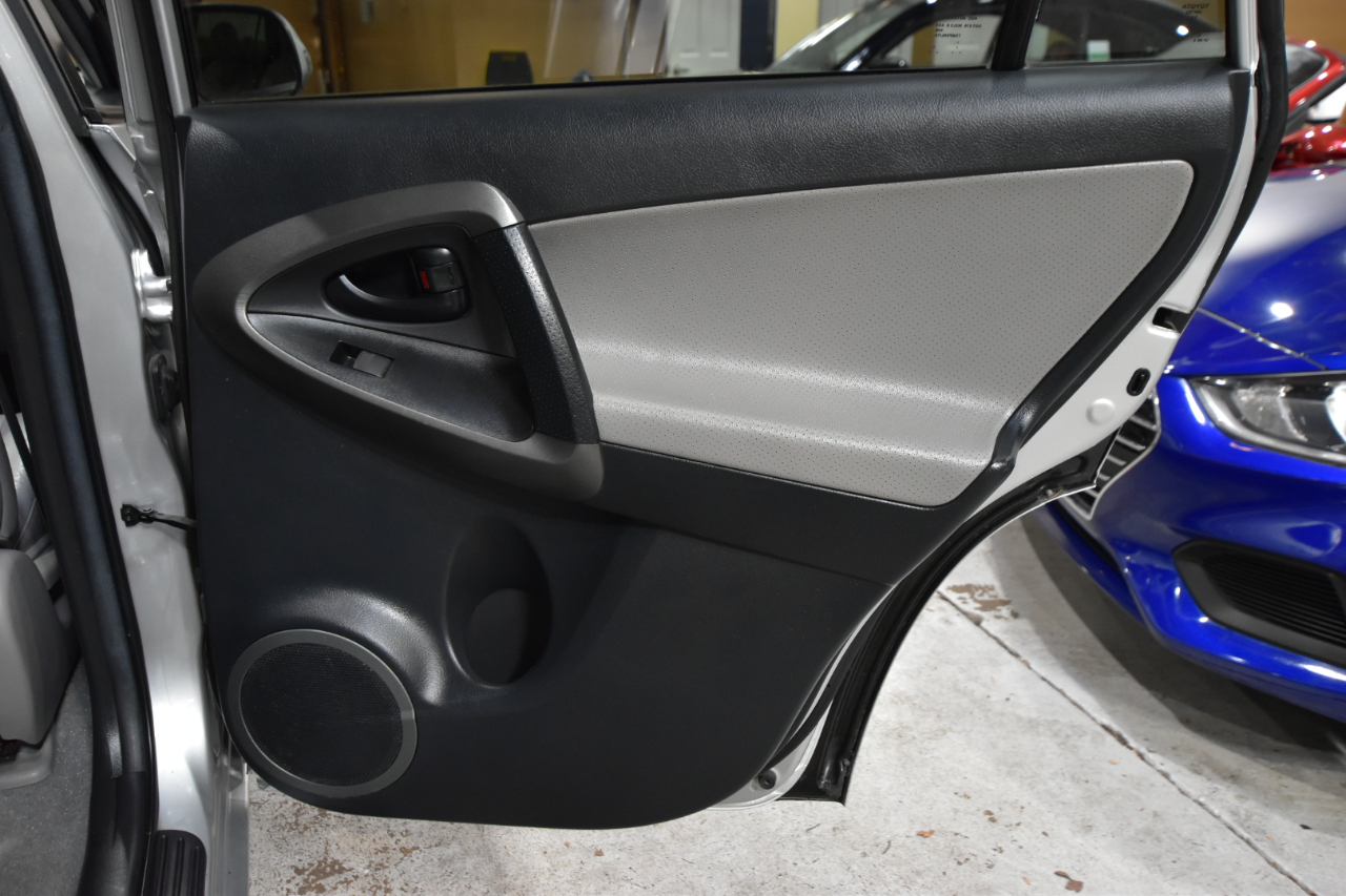 Toyota RAV4 4WD 4dr V6 5-Spd AT Ltd (Natl) 2011