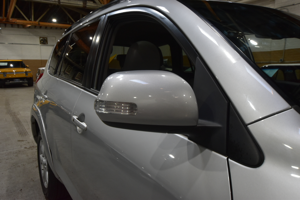 Toyota RAV4 4WD 4dr V6 5-Spd AT Ltd (Natl) 2011