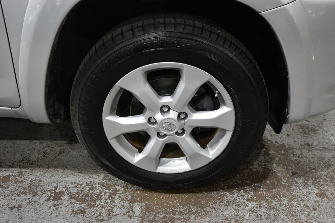 Toyota RAV4 4WD 4dr V6 5-Spd AT Ltd (Natl) 2011