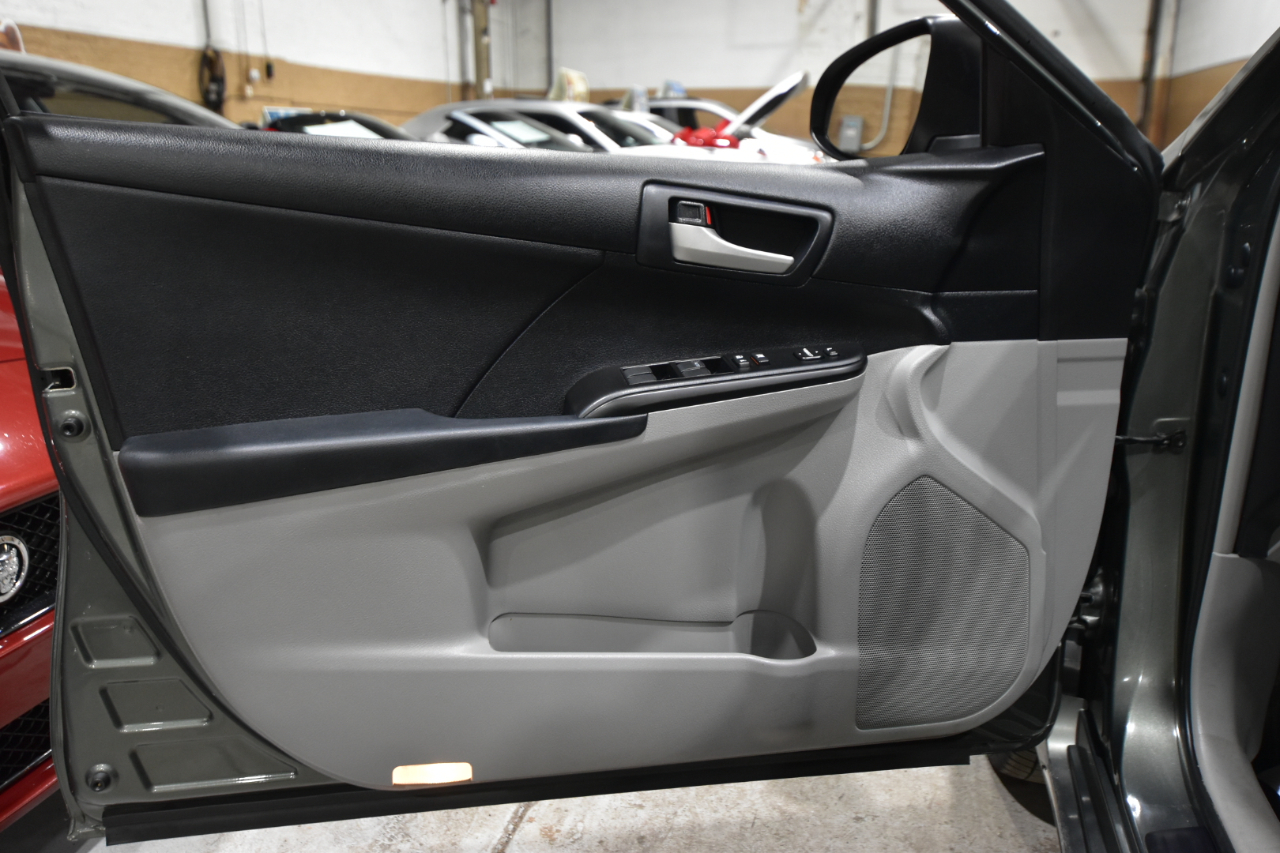 Toyota Camry 4dr Sdn I4 Auto LE (Natl) 2012