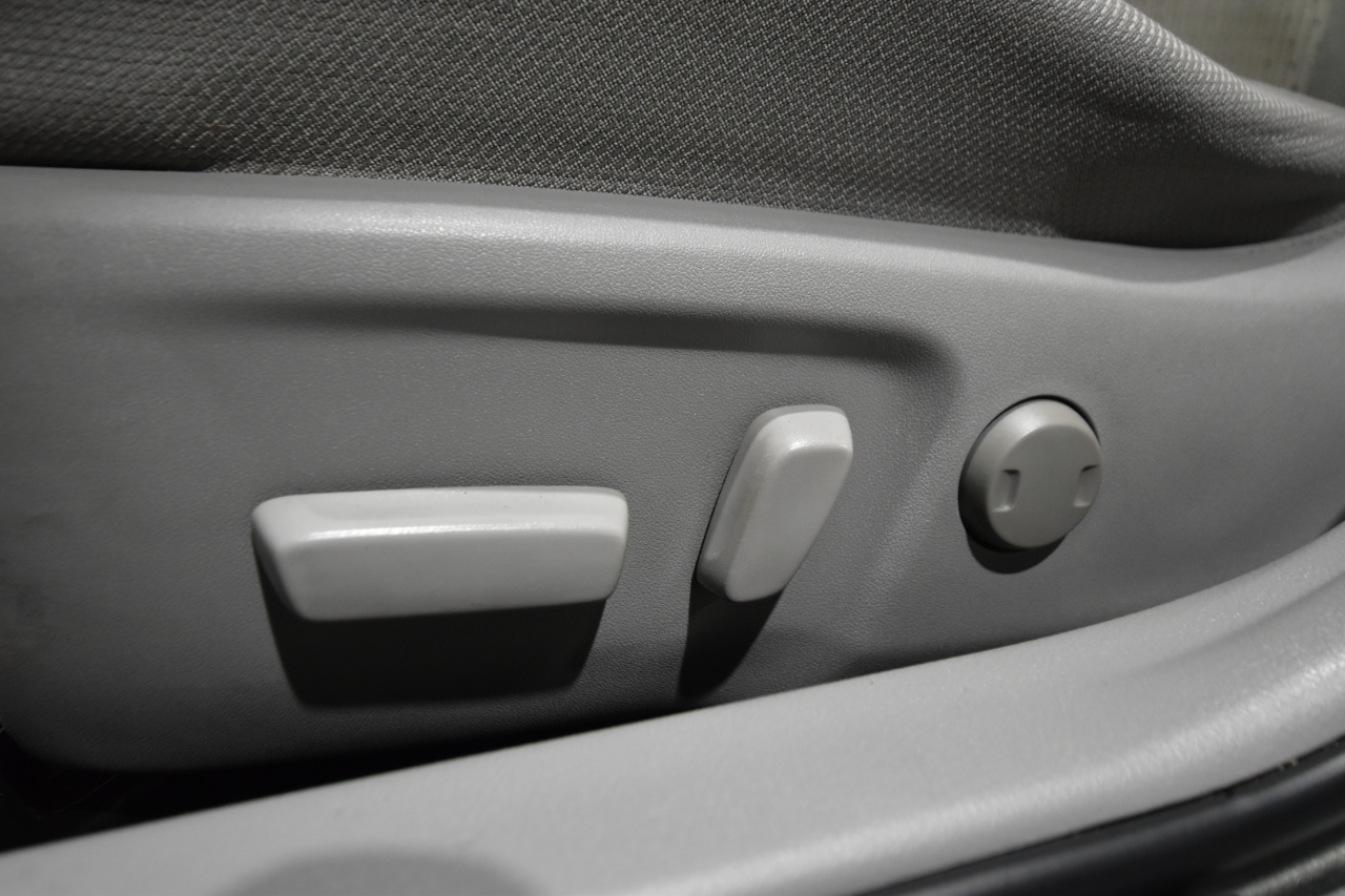 Toyota Camry 4dr Sdn I4 Auto LE (Natl) 2012