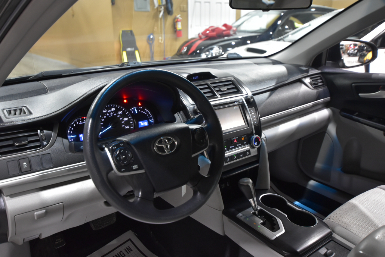 Toyota Camry 4dr Sdn I4 Auto LE (Natl) 2012