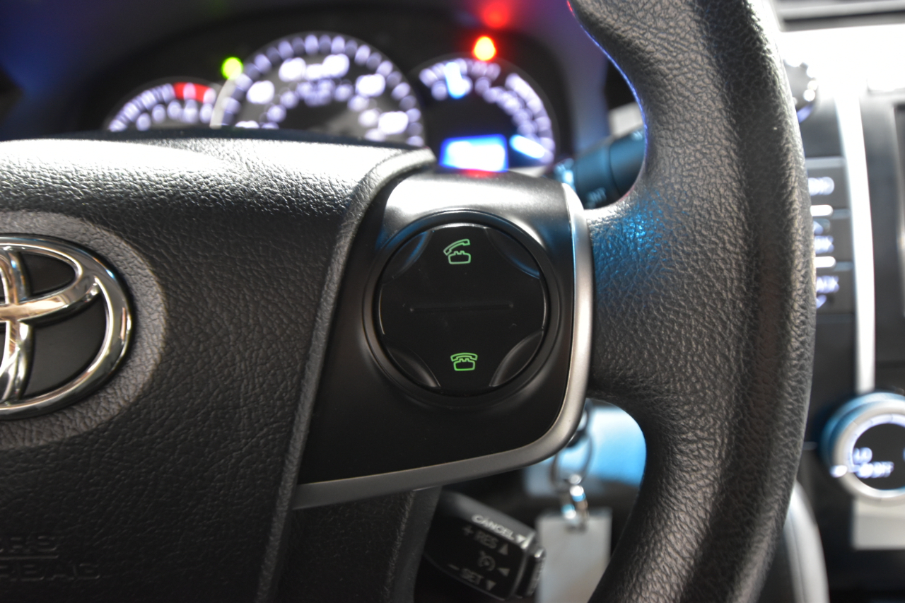 Toyota Camry 4dr Sdn I4 Auto LE (Natl) 2012