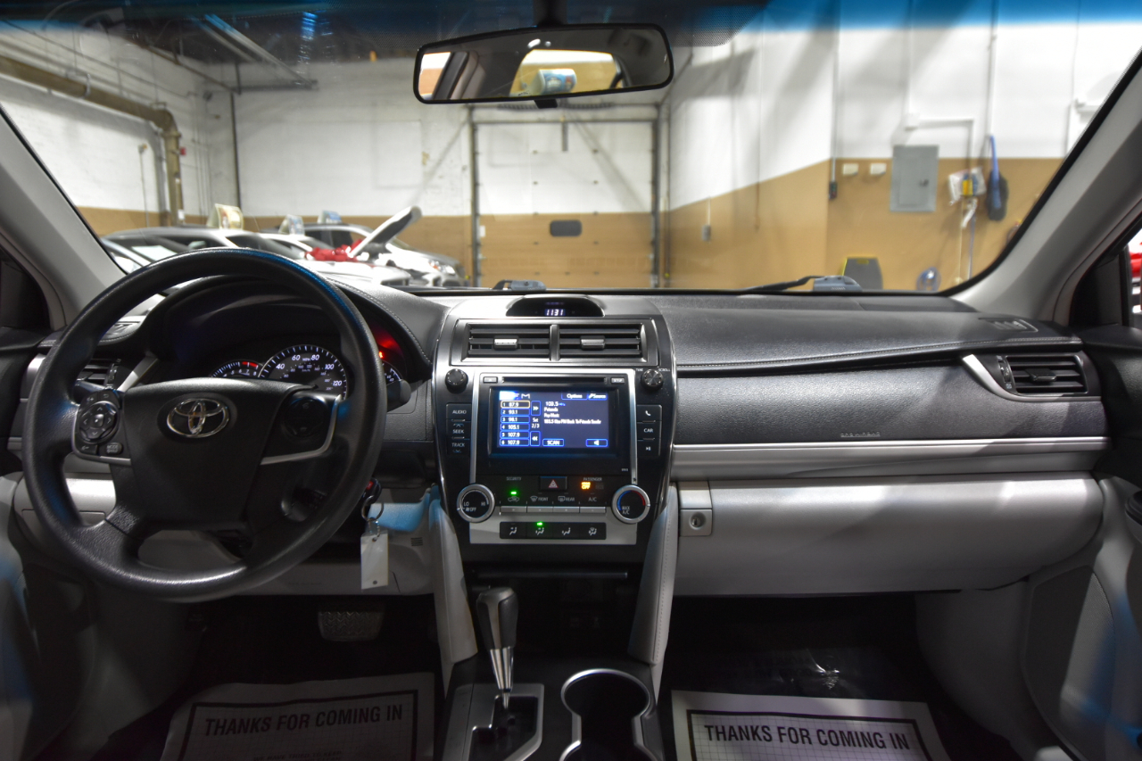 Toyota Camry 4dr Sdn I4 Auto LE (Natl) 2012
