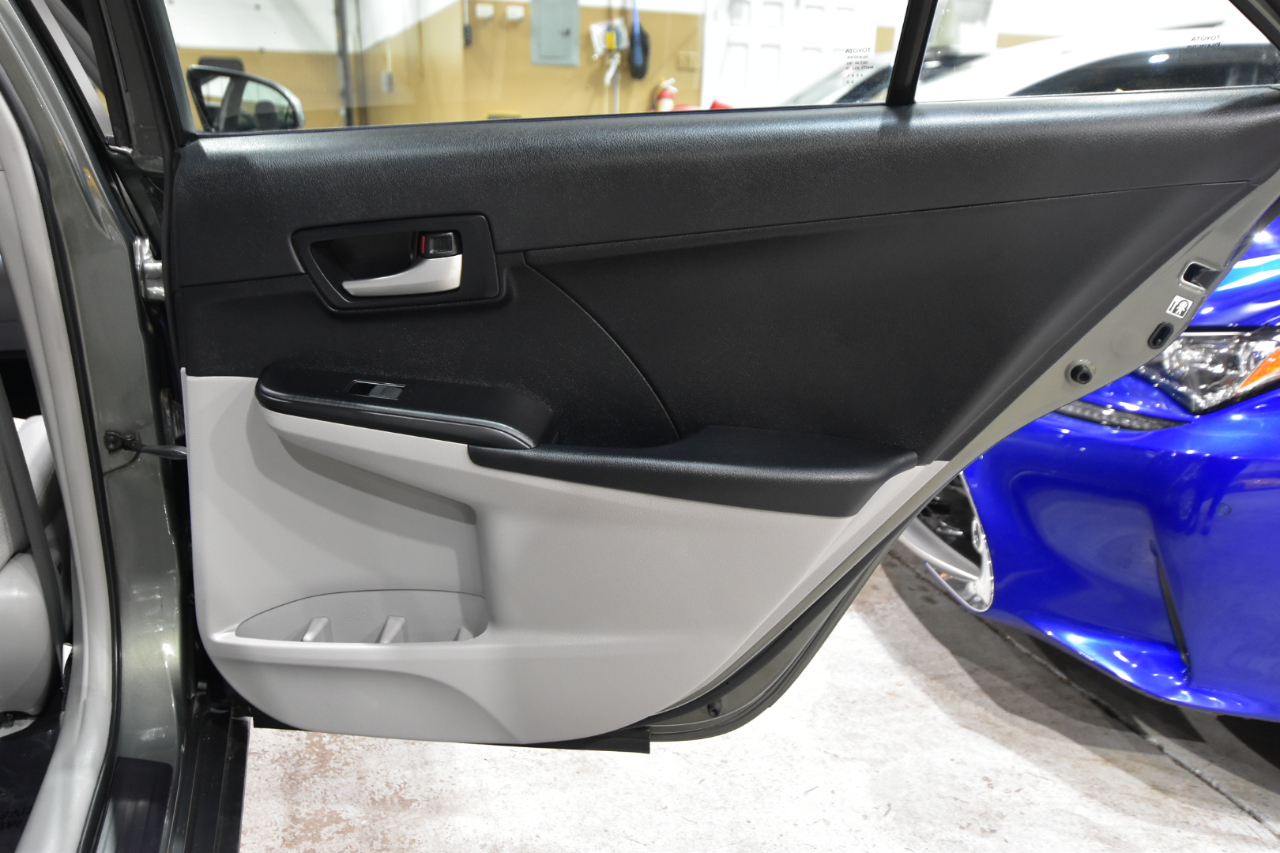 Toyota Camry 4dr Sdn I4 Auto LE (Natl) 2012