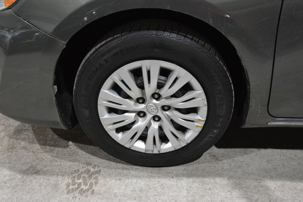 Toyota Camry 4dr Sdn I4 Auto LE (Natl) 2012