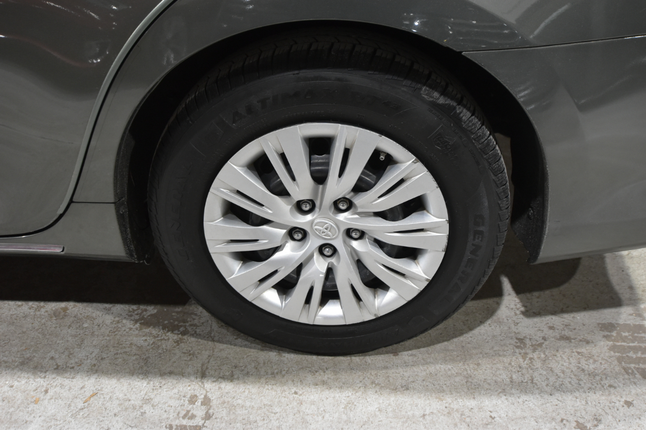 Toyota Camry 4dr Sdn I4 Auto LE (Natl) 2012