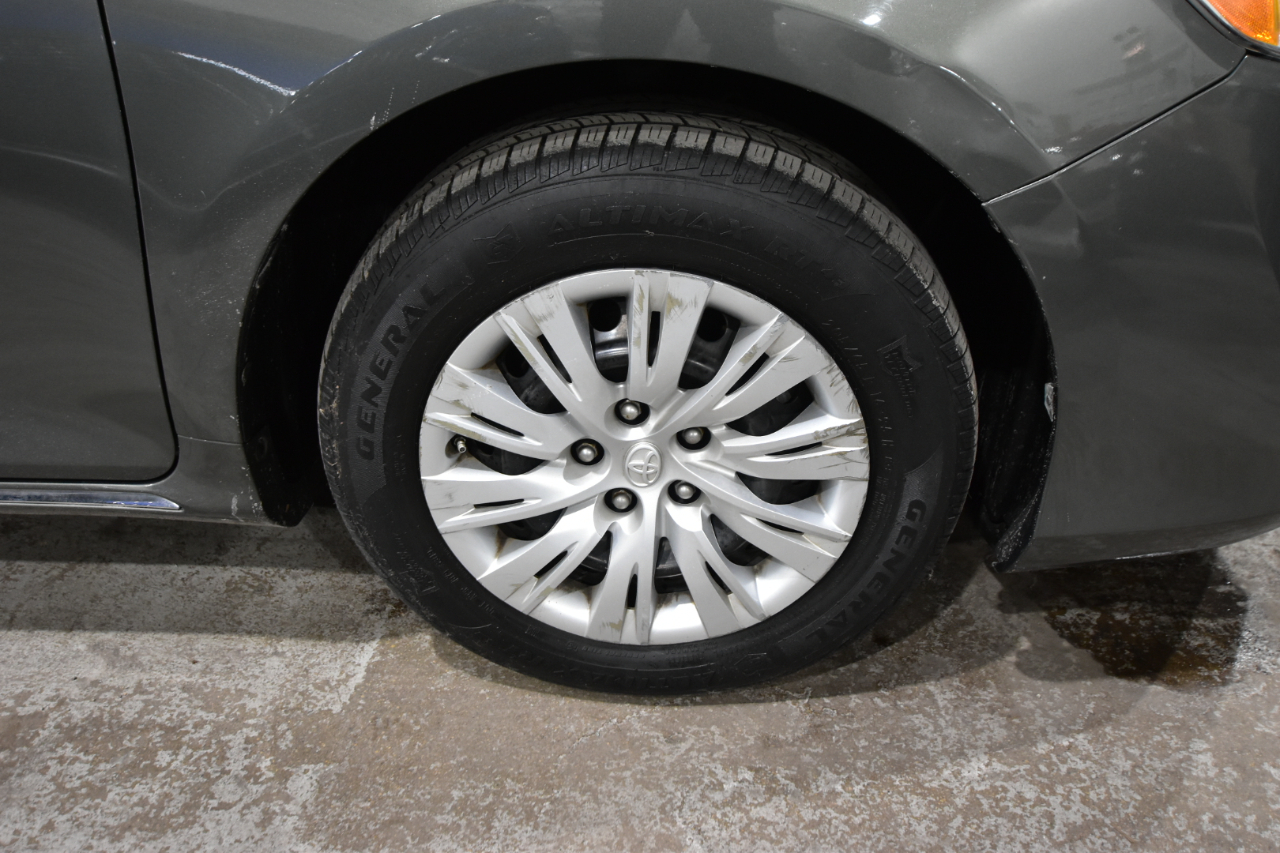 Toyota Camry 4dr Sdn I4 Auto LE (Natl) 2012