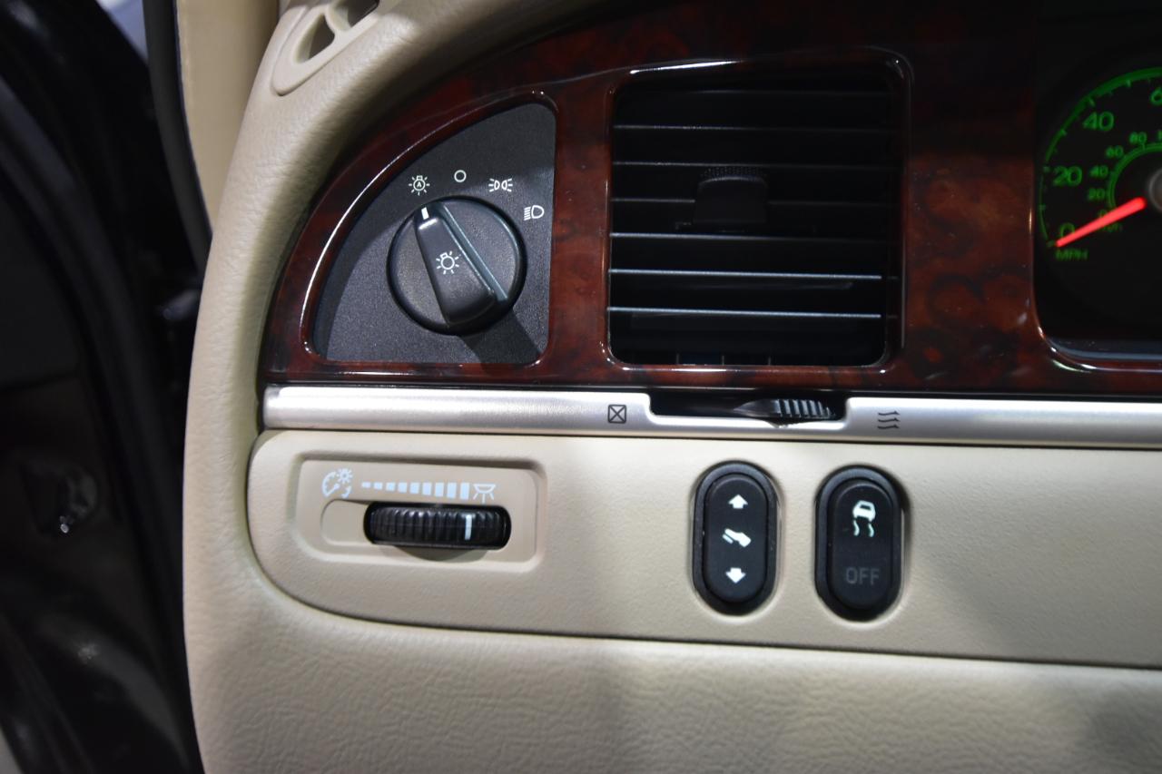 Lincoln Town Car 4dr Sdn Signature Limited 2008