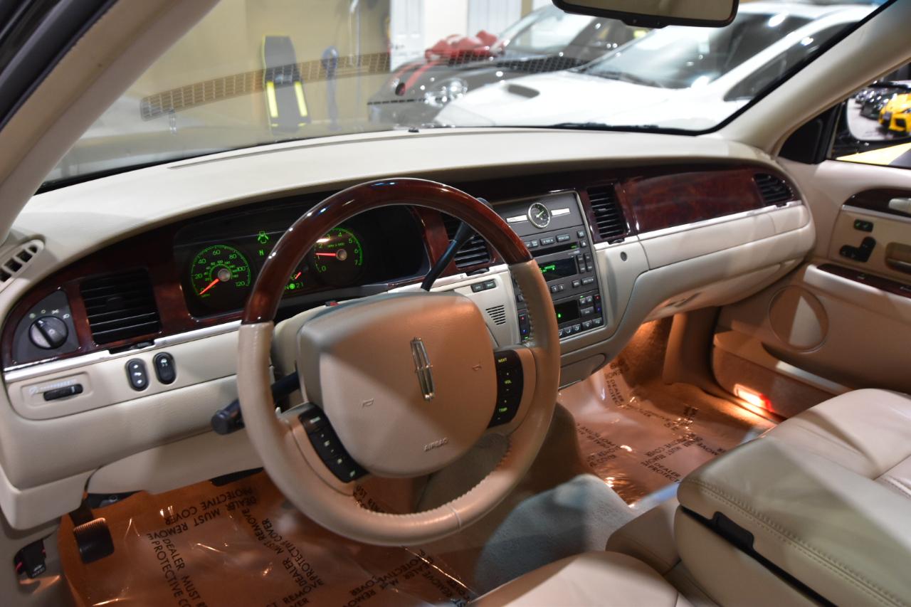 Lincoln Town Car 4dr Sdn Signature Limited 2008