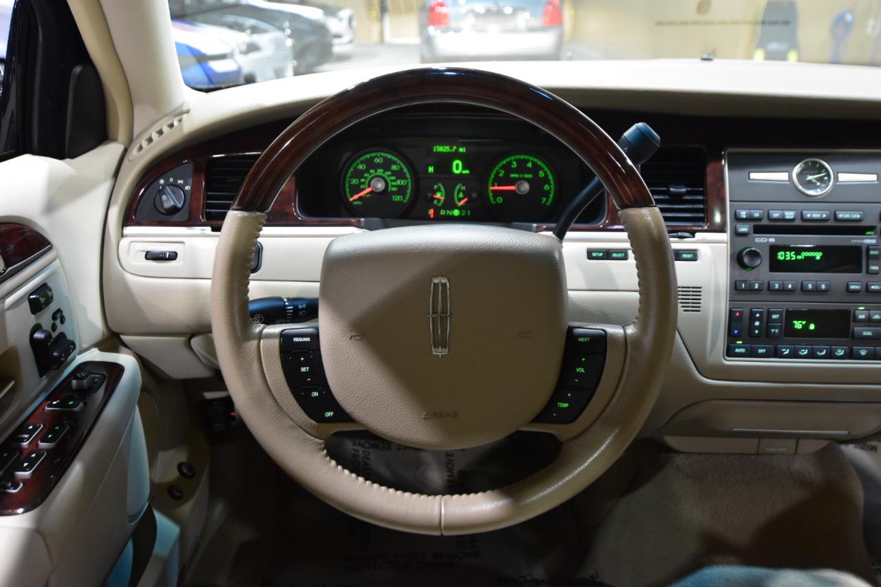 Lincoln Town Car 4dr Sdn Signature Limited 2008