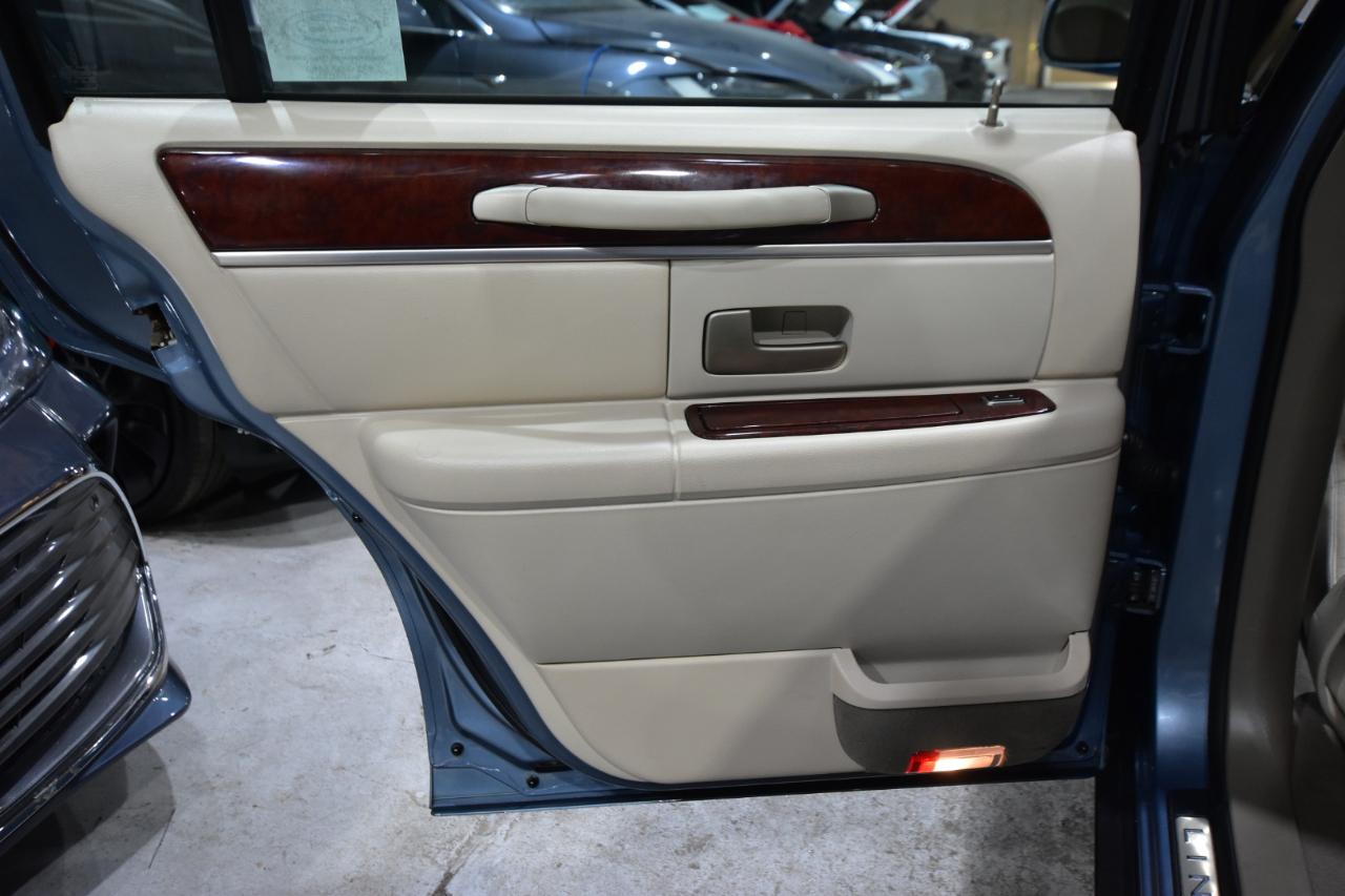Lincoln Town Car 4dr Sdn Ultimate 2004