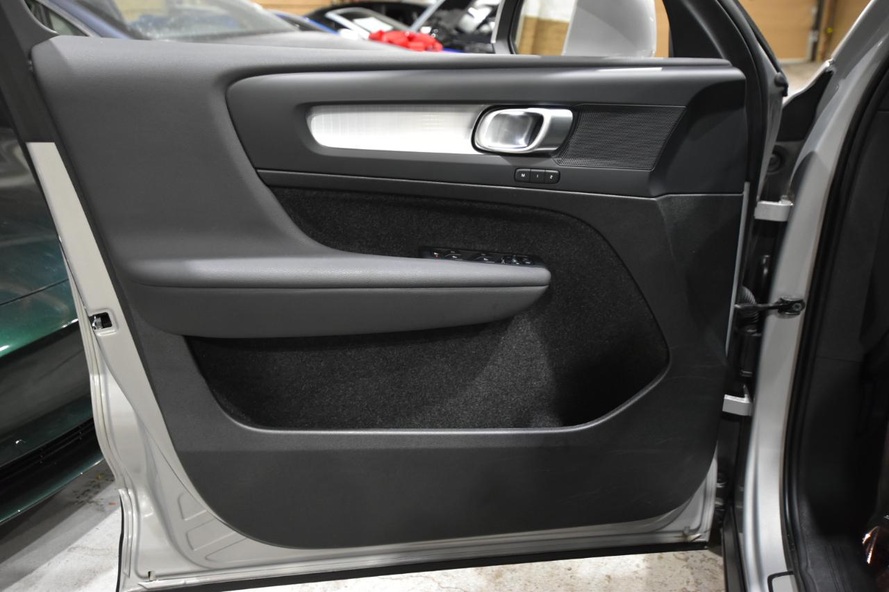 Volvo XC40 B5 AWD Core Bright Theme 2025