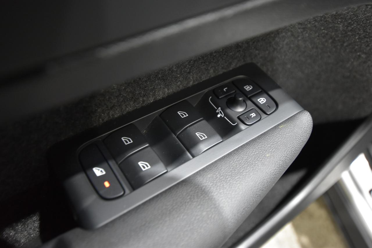 Volvo XC40 B5 AWD Core Bright Theme 2025