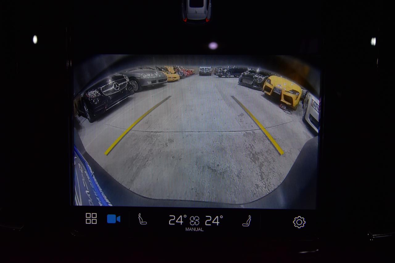 Volvo XC40 B5 AWD Core Bright Theme 2025