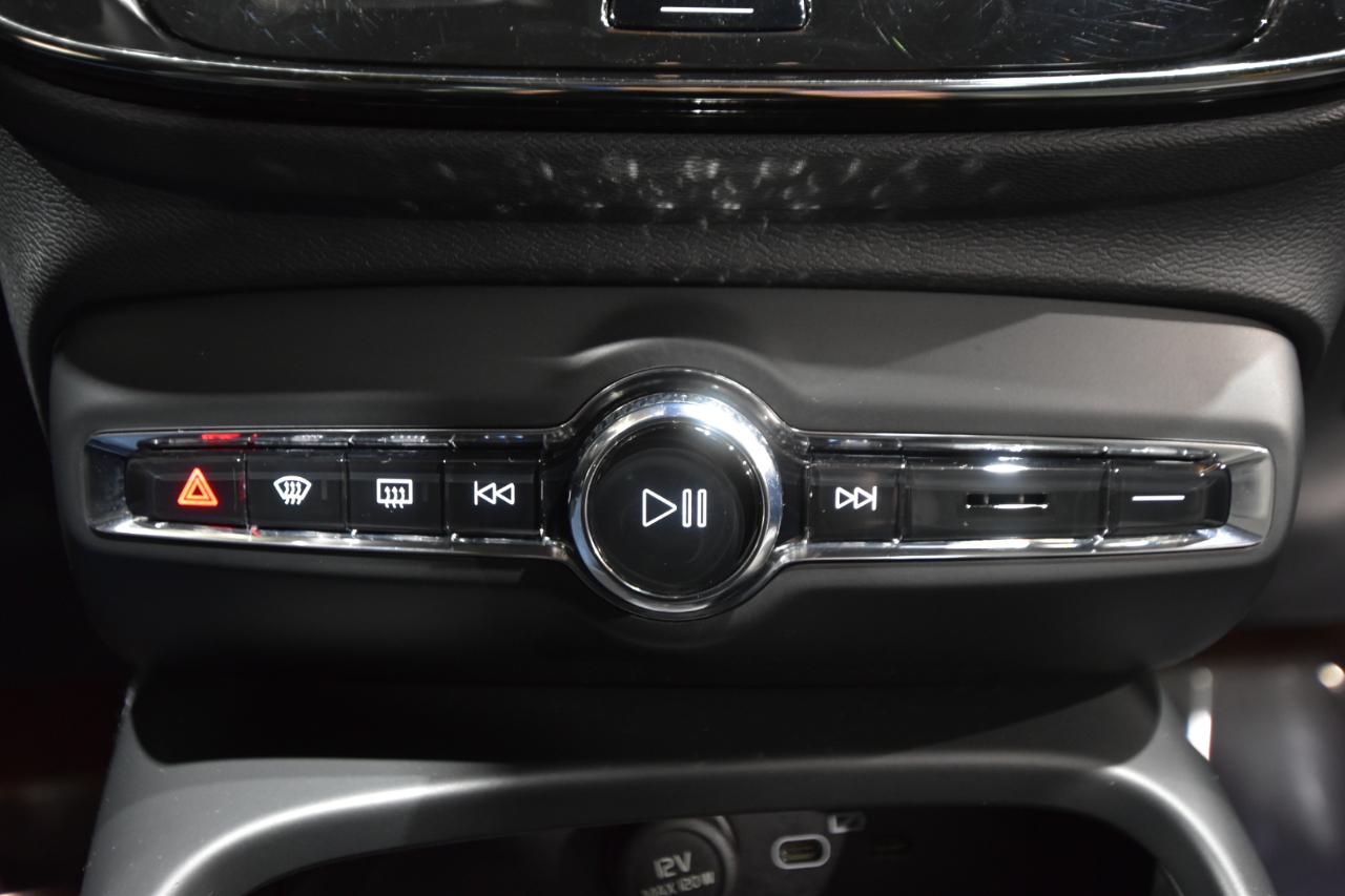 Volvo XC40 B5 AWD Core Bright Theme 2025