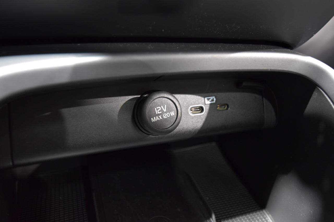 Volvo XC40 B5 AWD Core Bright Theme 2025