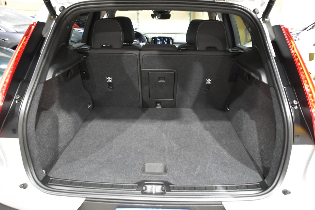 Volvo XC40 B5 AWD Core Bright Theme 2025