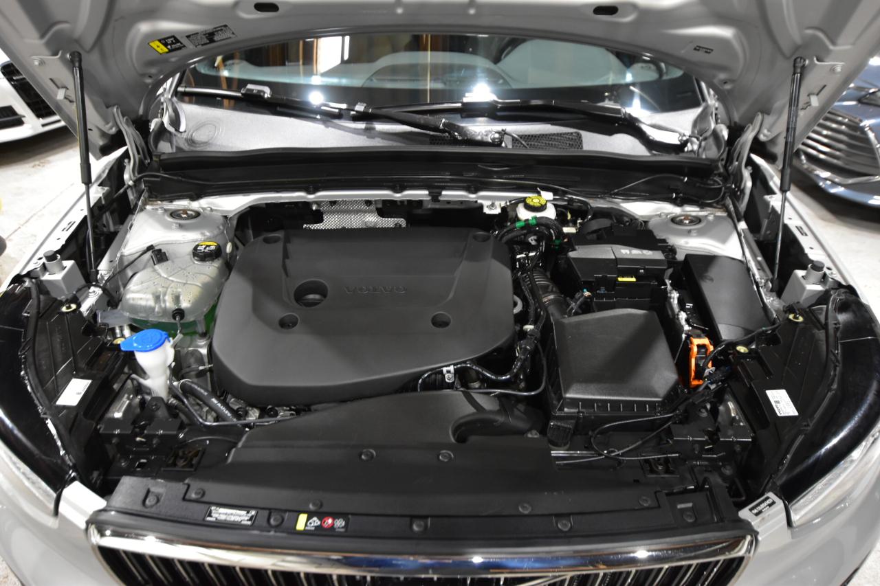 Volvo XC40 B5 AWD Core Bright Theme 2025