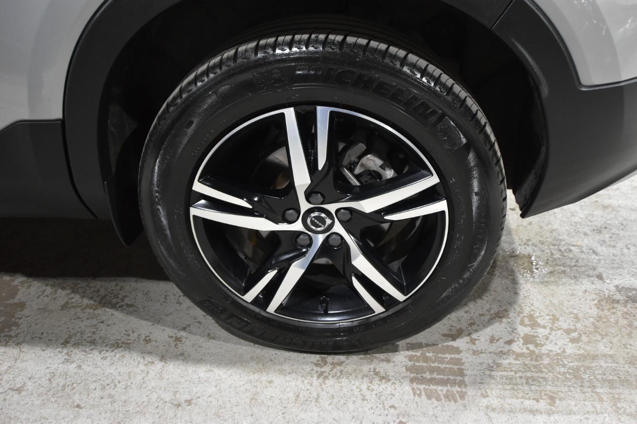 Volvo XC40 B5 AWD Core Bright Theme 2025