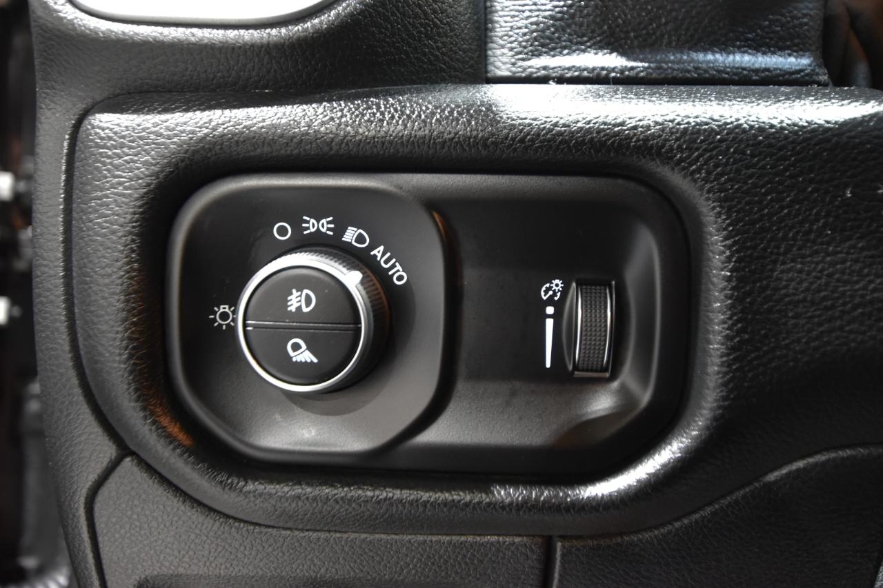 RAM 1500 Big Horn 4x4 Crew Cab 5'7" Box 2020