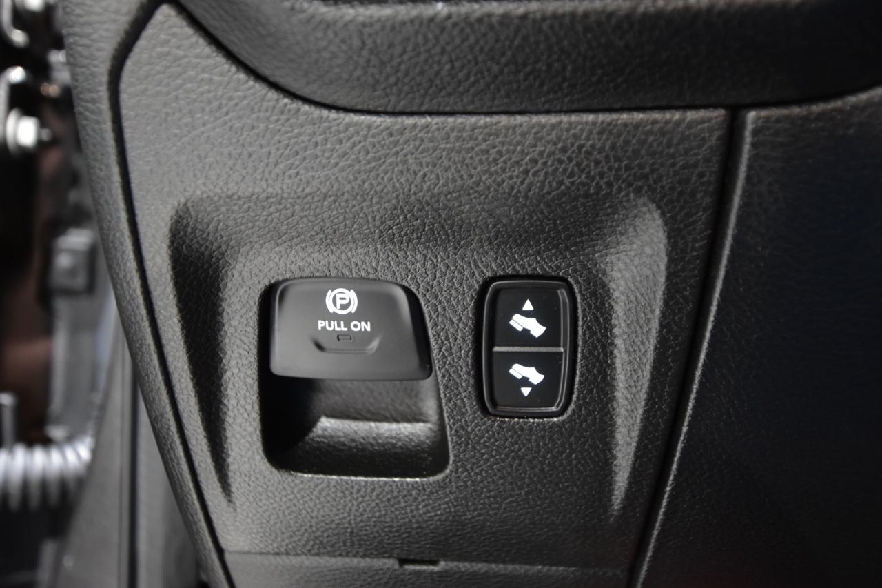 RAM 1500 Big Horn 4x4 Crew Cab 5'7" Box 2020