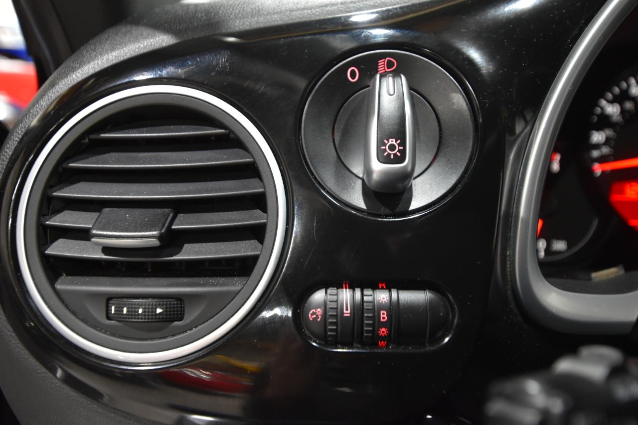 Volkswagen Beetle 2dr Cpe Man 2.5L PZEV 2012