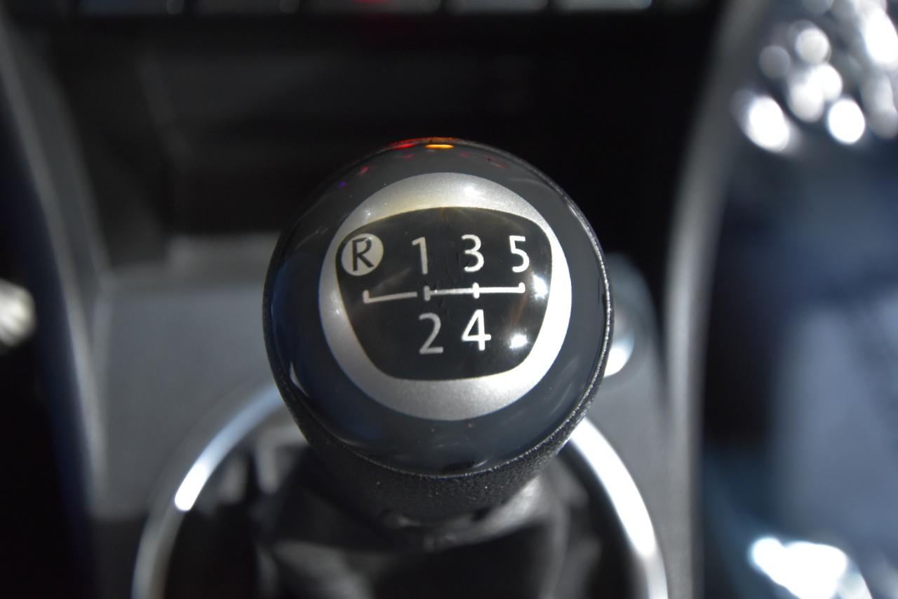 Volkswagen Beetle 2dr Cpe Man 2.5L PZEV 2012