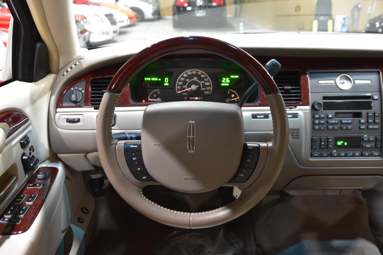 Lincoln Town Car 4dr Sdn Signature Limited 2005