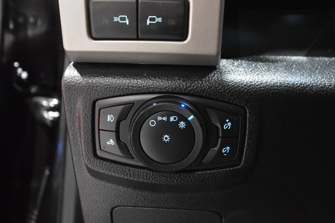 Ford F-150 4WD SuperCrew 145" Lariat 2015