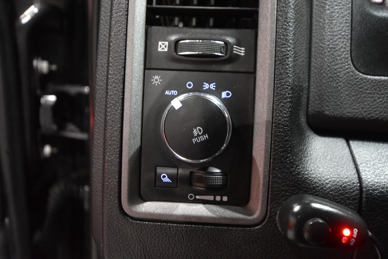 RAM 1500 Express 4x4 Crew Cab 5'7" Box 2017