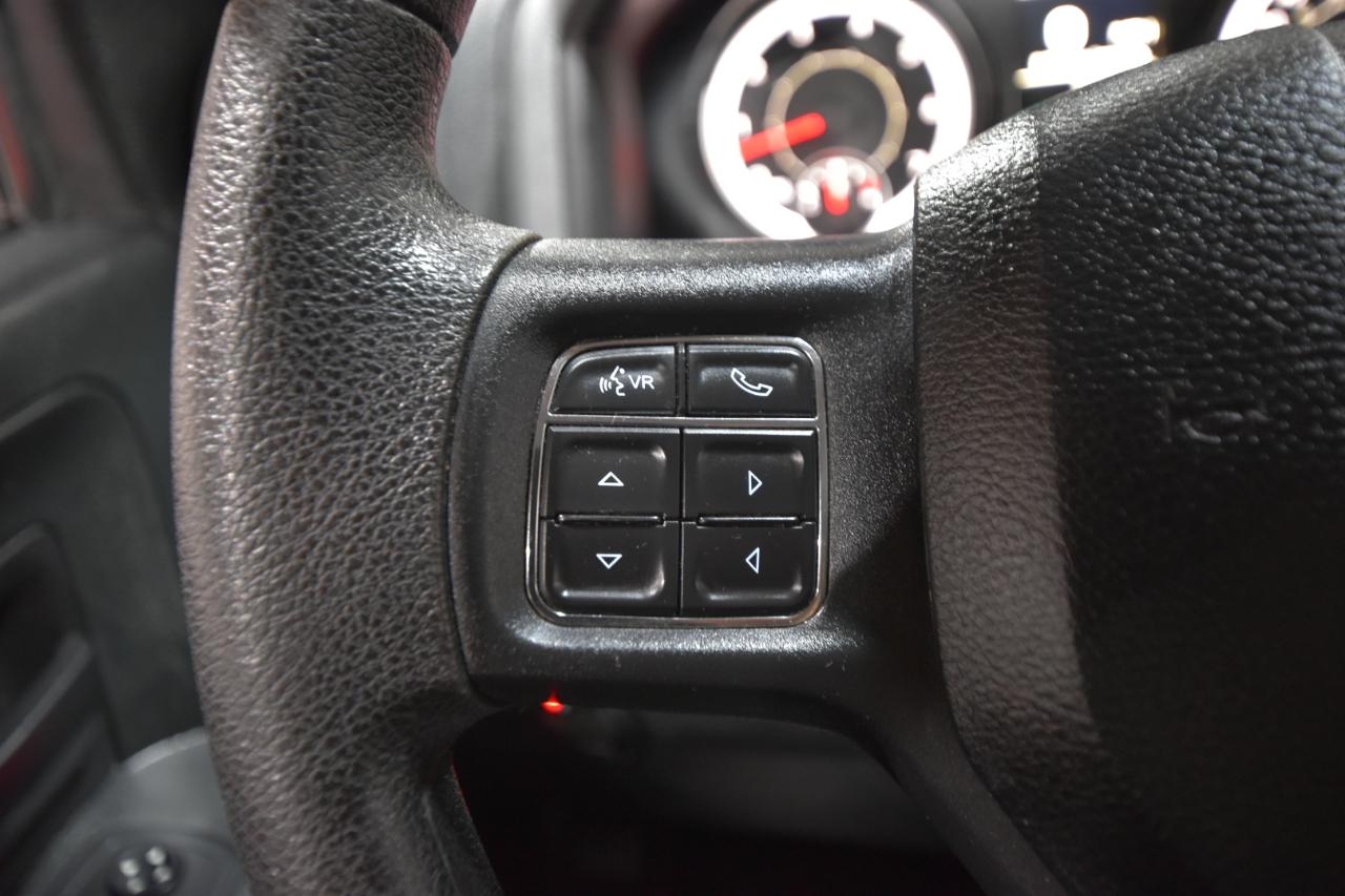 RAM 1500 Express 4x4 Crew Cab 5'7" Box 2017