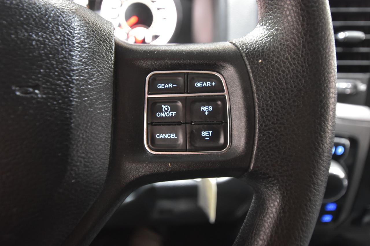 RAM 1500 Express 4x4 Crew Cab 5'7" Box 2017