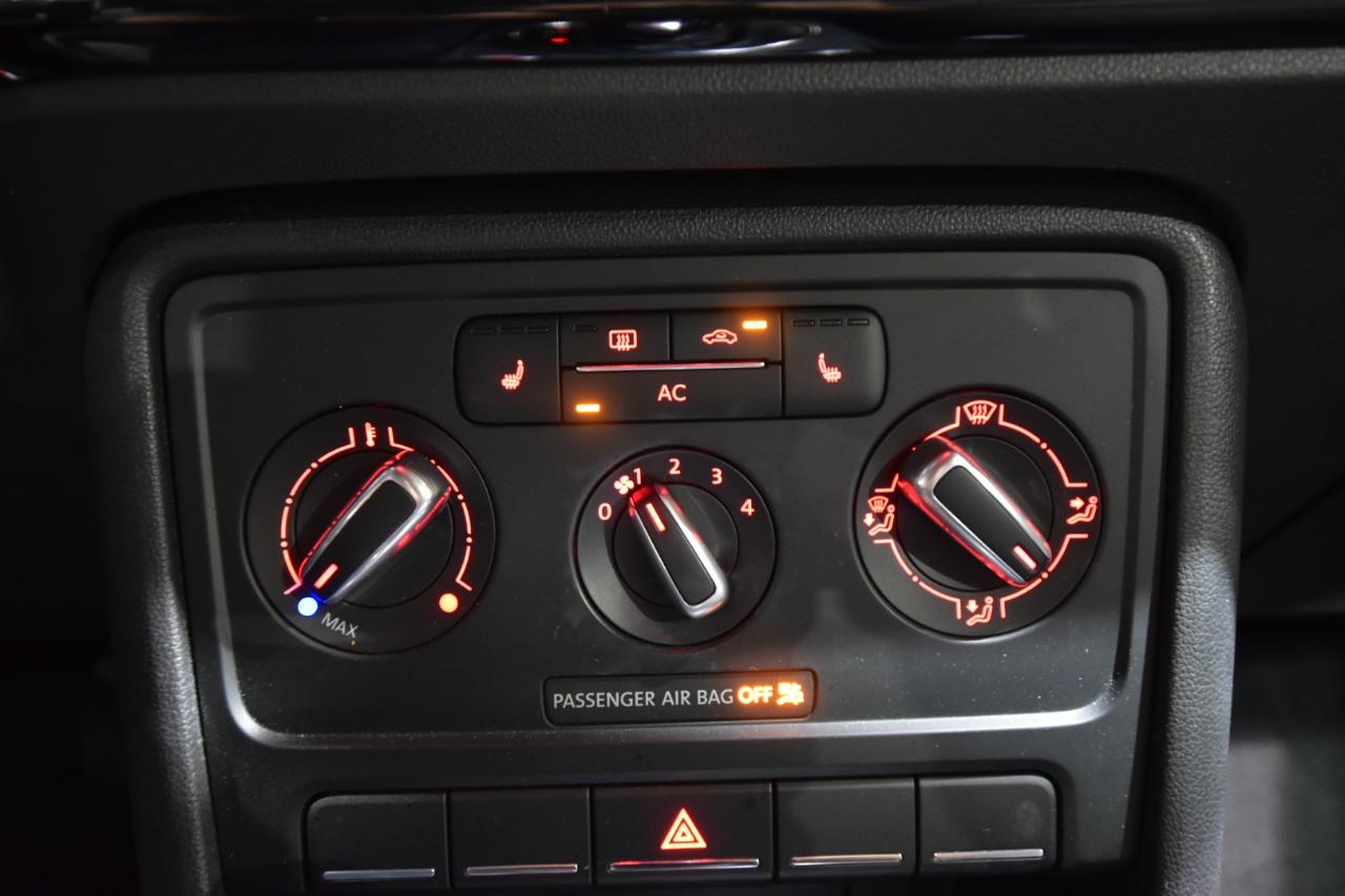 Volkswagen Beetle 2.5L PZEV W/SOUND/NAV 2012