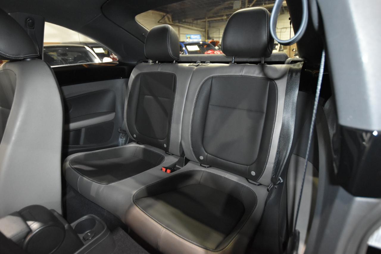 Volkswagen Beetle 2.5L PZEV W/SOUND/NAV 2012