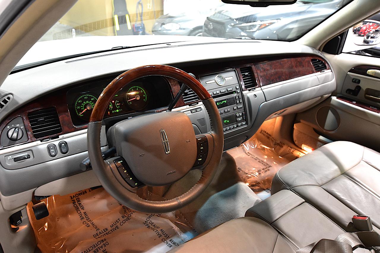 Lincoln Town Car 4dr Sdn Signature Limited 2008