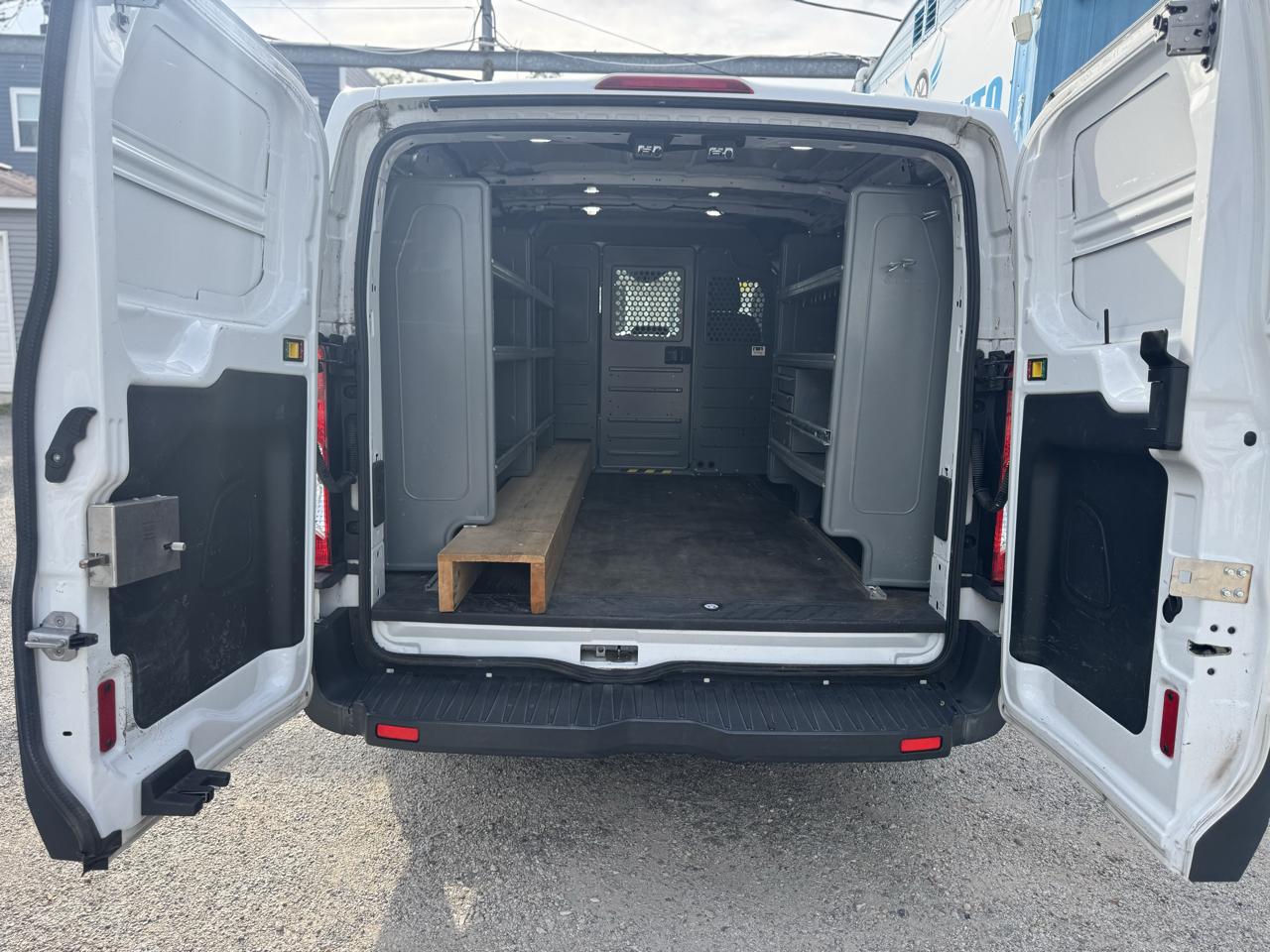 Ford Transit photo 11