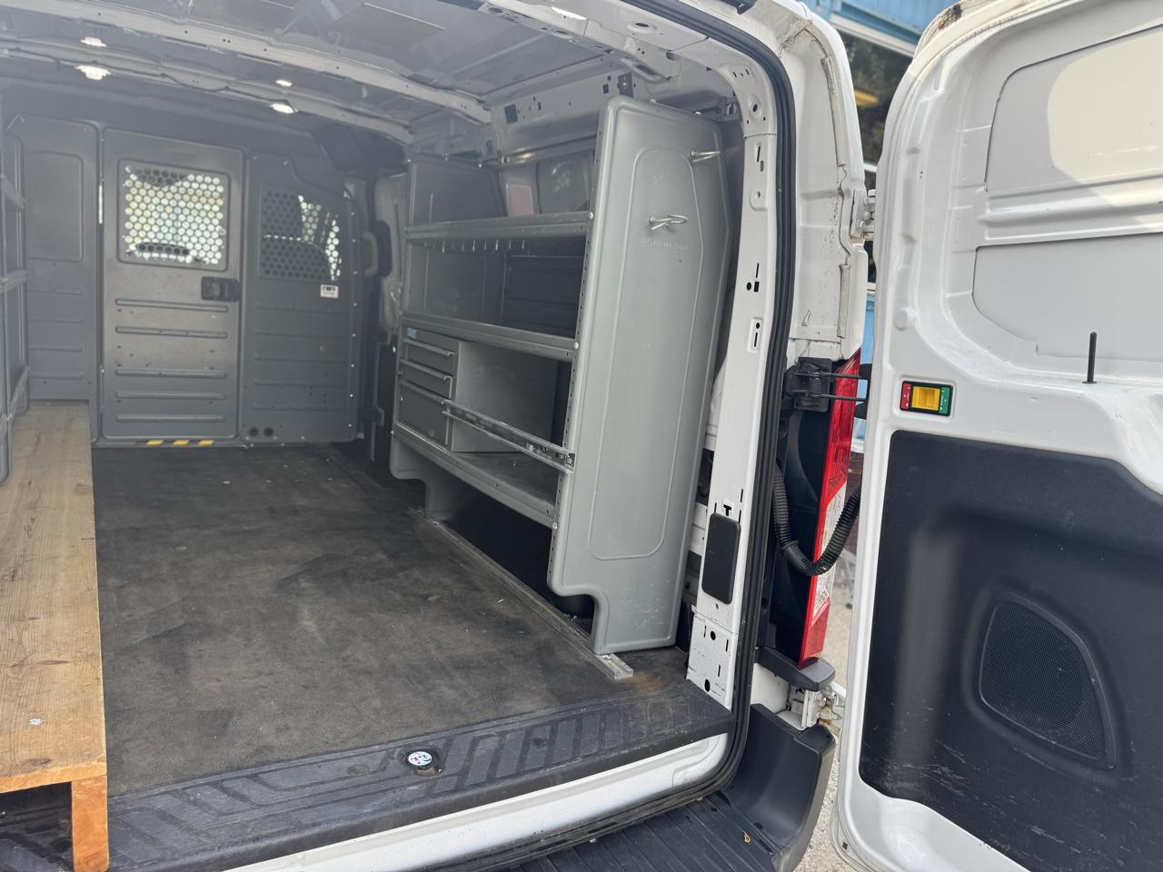 Ford Transit photo 12