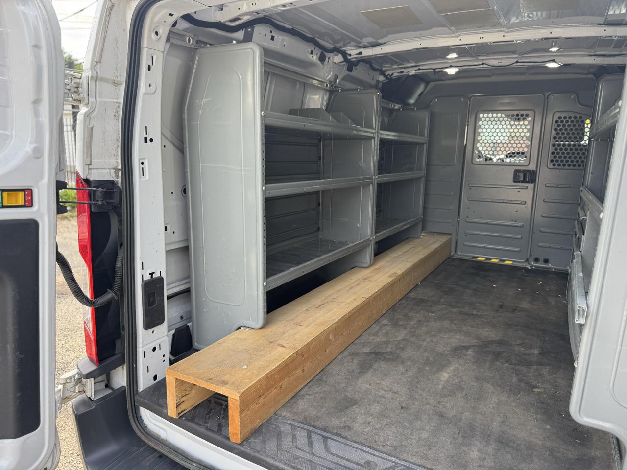 Ford Transit photo 13