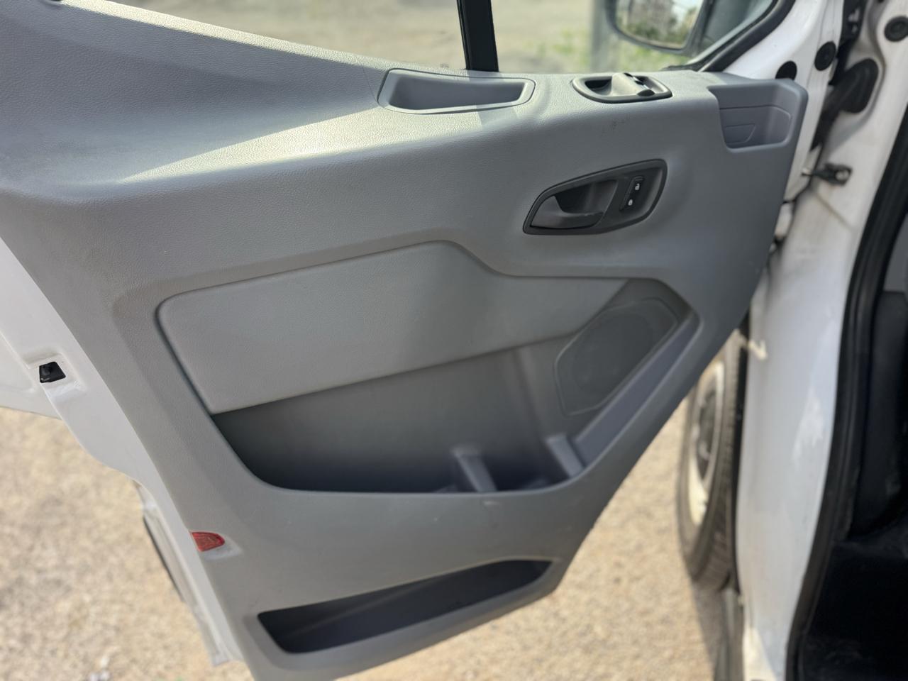 Ford Transit photo 16