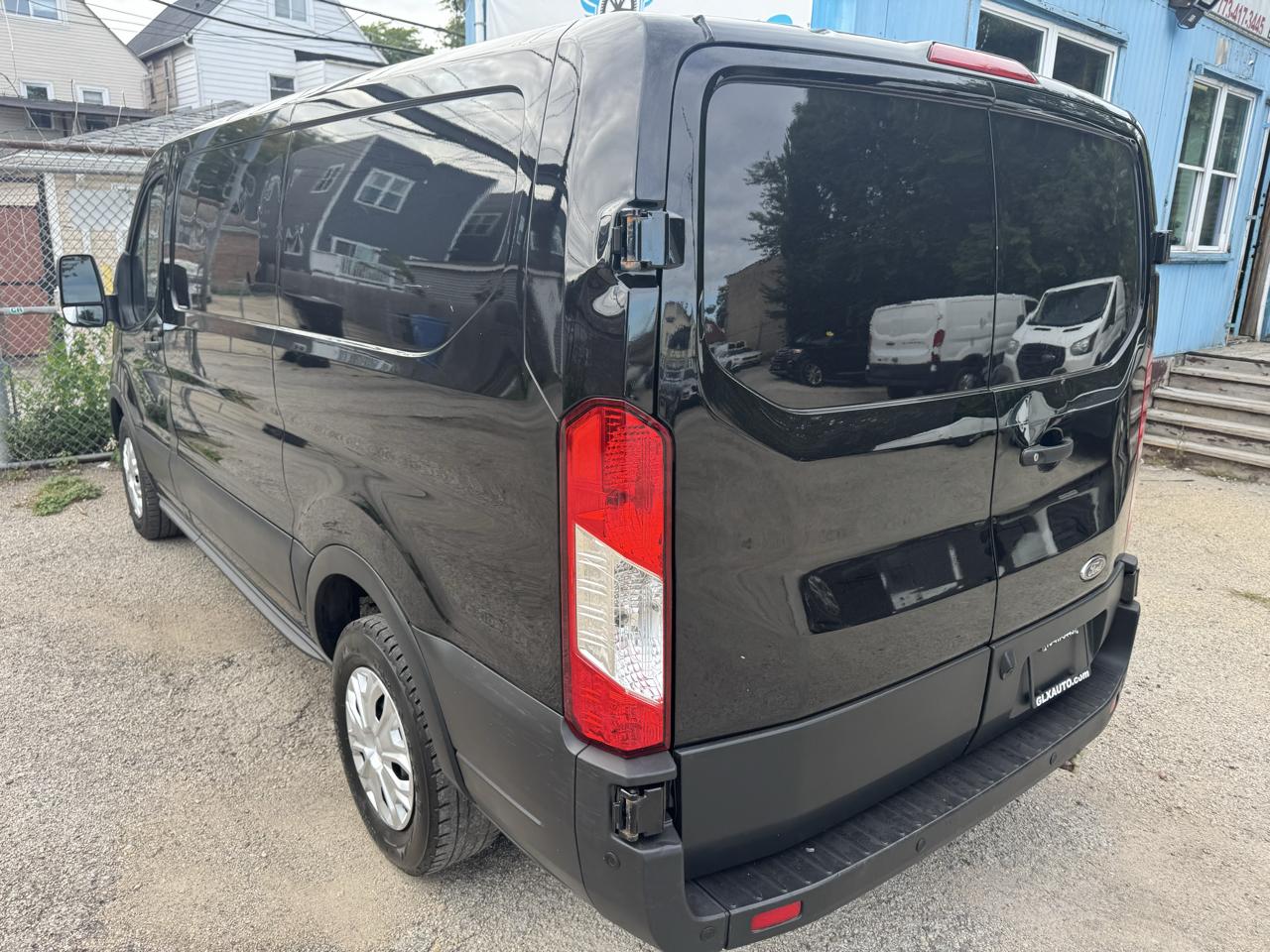 Ford Transit photo 7