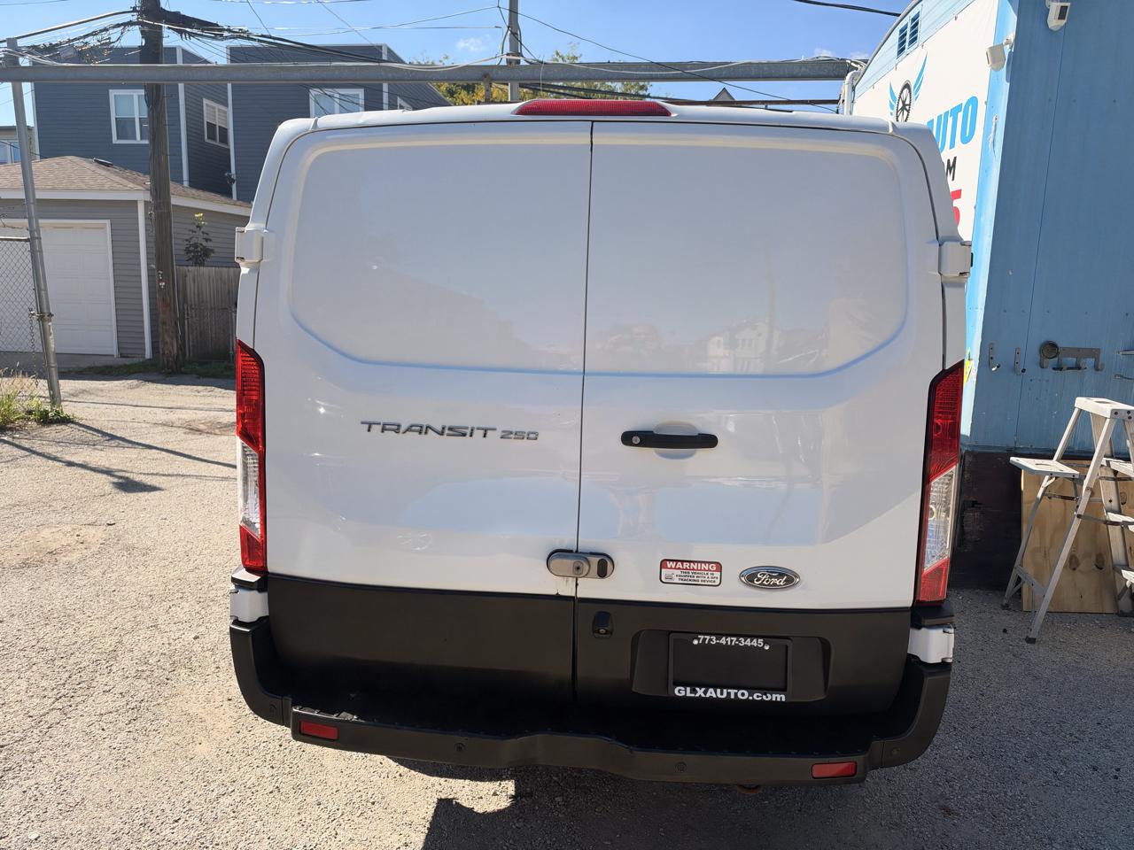 Ford Transit photo 6