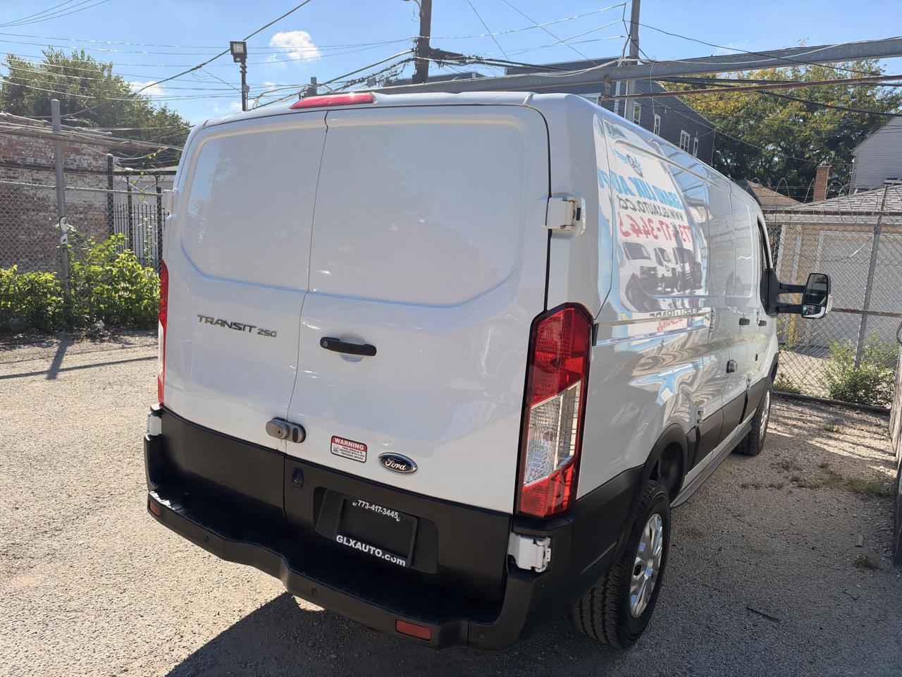 Ford Transit photo 7
