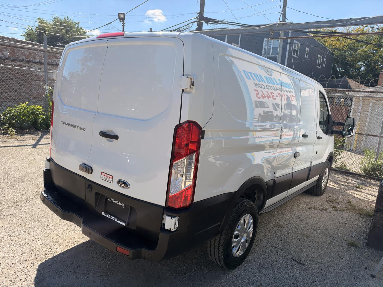 Ford Transit photo 8