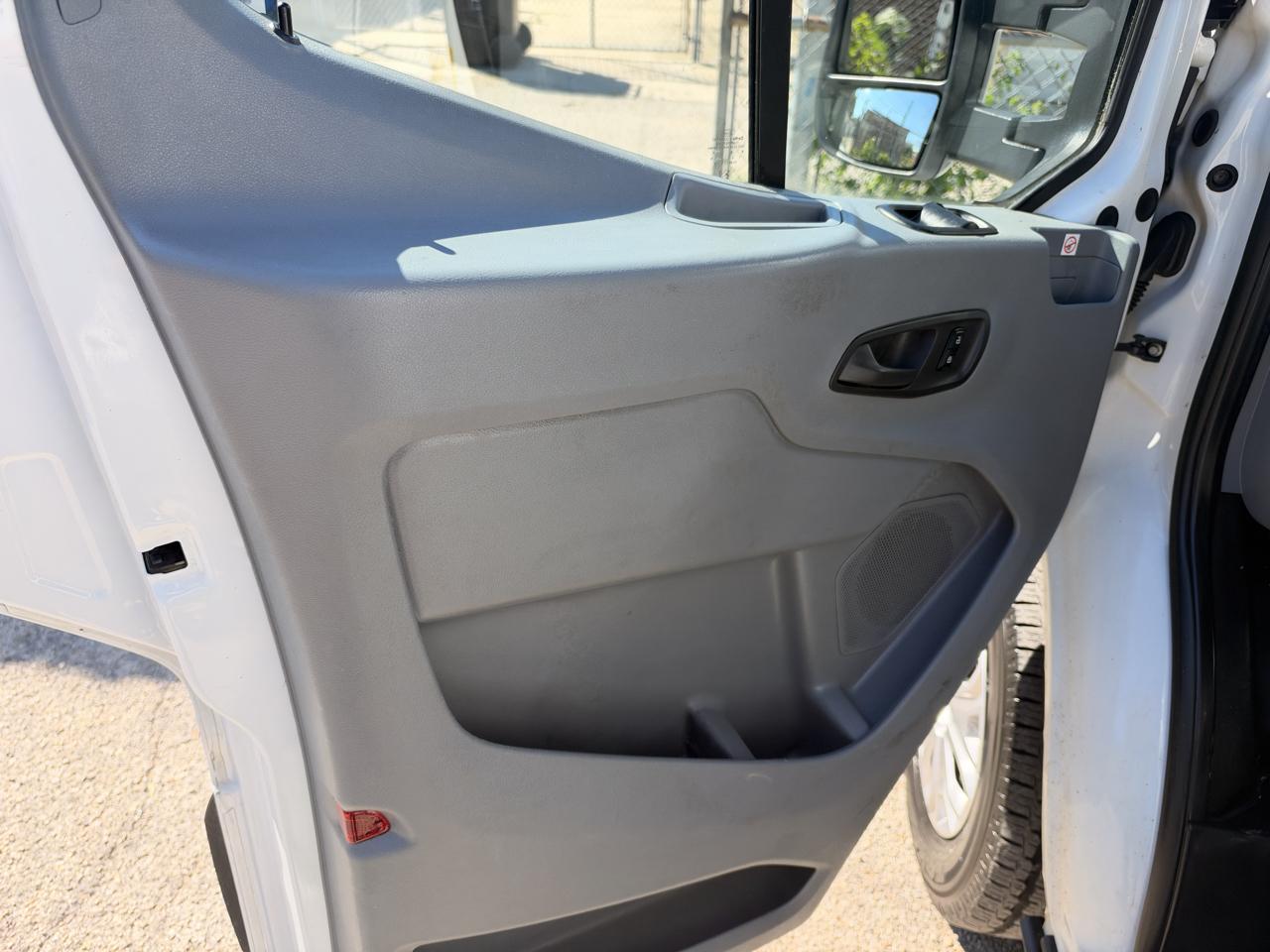 Ford Transit photo 14