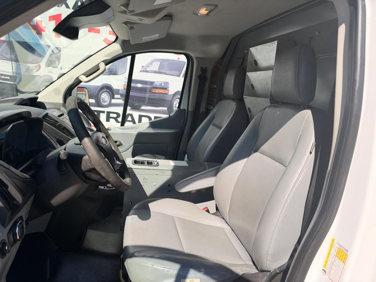 Ford Transit photo 16