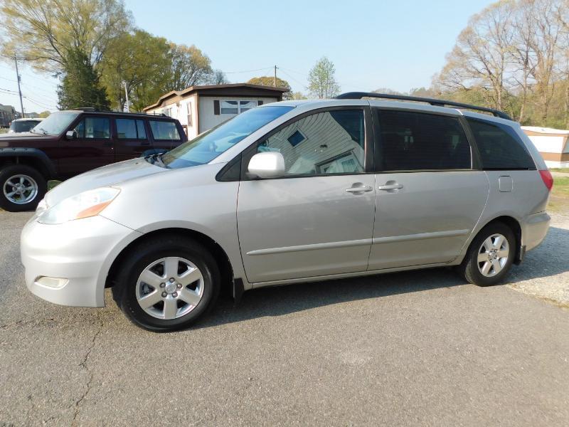Toyota Sienna XLE FWD 2009